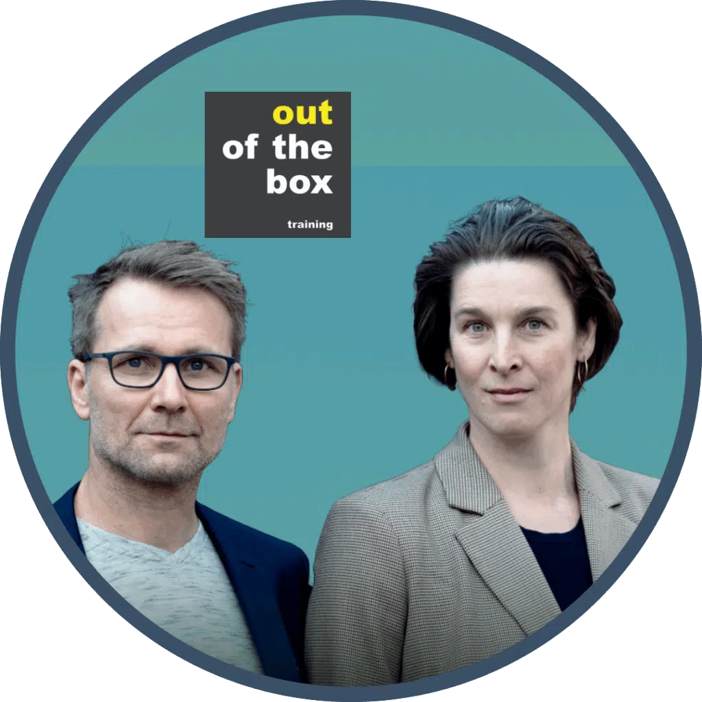 Porträt eines Mannes und einer Frau nebeneinander vor blauem Hintergrund. Zwischen ihnen oben das Logo mit der Aufschrift ‚out of the box training‘. Erfahrene Businessschauspieler. Kommunikationstrainer für u.a. Siemens, Sika.